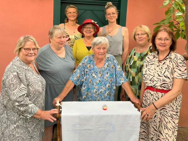 Feierliche Übergabe historischer Stickrahmen von Frau Oehm mit Vorsitzender Antje Titscher und weiteren Mitgliedern. Foto: Heimatverein