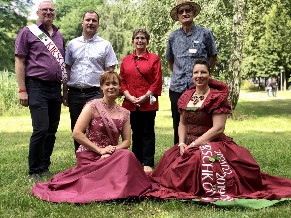 Foto Stadt Werder/Havel: Vorsitzender des Festkomitees Fred Witschel, 1. Beigeordneter Christian Große, Bundestagsabgeordnete Dr. Dietlind Tiemann, Ortsvorsteher Sigmar Wilhelm, Baumblütenkönigin Tamara Thierschmann und Kirschkönigin Christiane Küstner