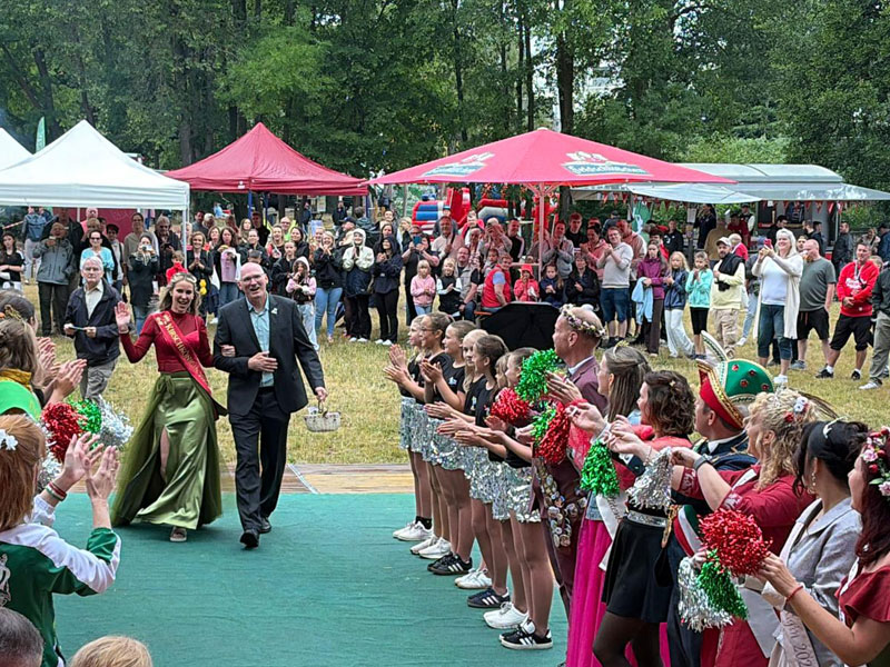 Einzug der neuen Kirschkönigin Josephine I. mit Ortsvorsteher Fred Witschel, Foto: Festkomitee